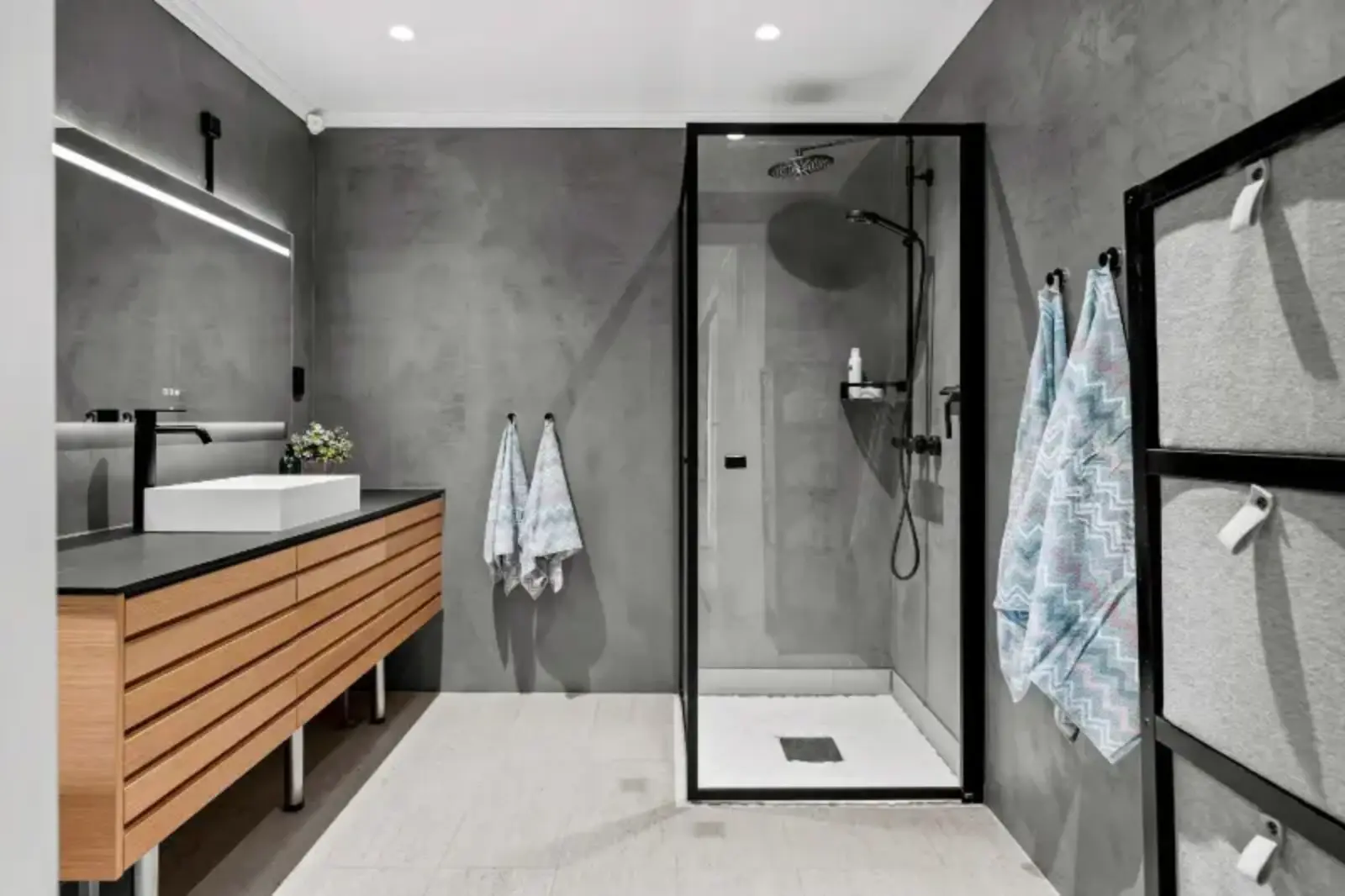 Modern bathroom interior w1600